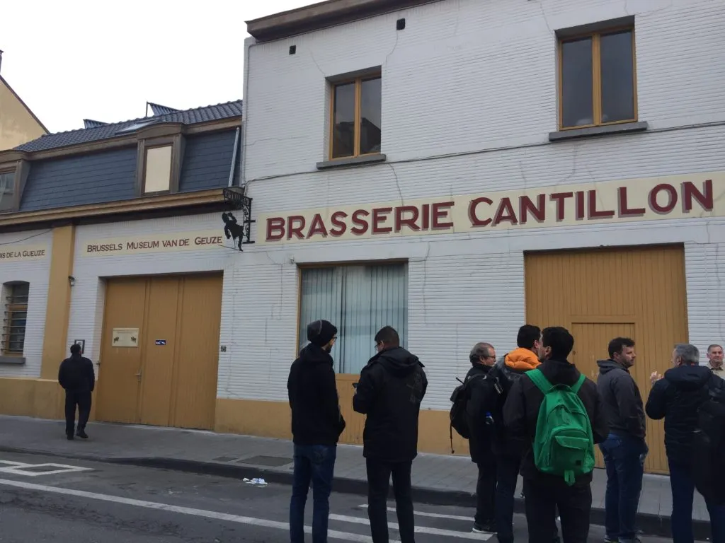Fachada da Brasserie Cantillon e do Museu da Gueuze de Bruxelas, com visitantes em pé na calçada